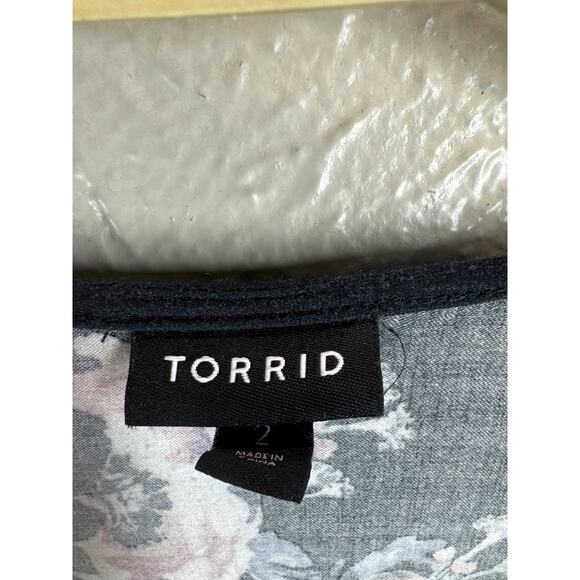 Torrid Floral Sleeveless Top Criss Cross Neck Black Crochet Embellished Size 2 - Picture 3 of 6